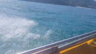 Yakınlardaki güzel bir denizde yelken açan bir gemi.