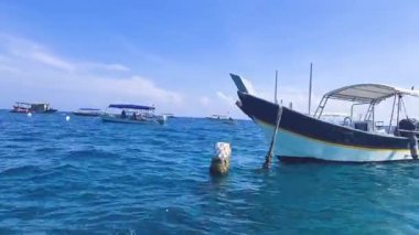 Mavi ferahlatıcı deniz suyunda yelken açan gemiler ve tekneler.