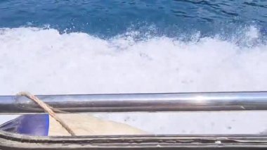 İlerleyen bir gemiden çarpıcı deniz ve dağ manzarası