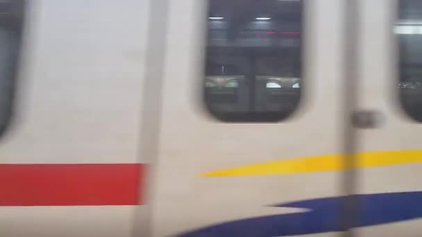 Alguém Olhar Pela Janela Comboio Chegar Estação — Vídeo de Stock