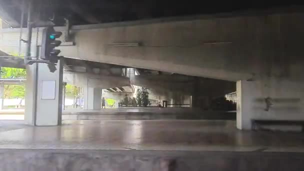 Jemand Schaut Aus Dem Fenster Des Zuges Der Den Bahnhof — Stockvideo