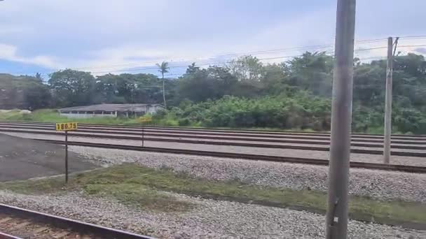駅を出る列車の窓の外を見ている誰か — ストック動画
