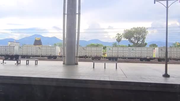 Någon Tittar Utanför Fönstret Tåget Anländer Till Station — Stockvideo