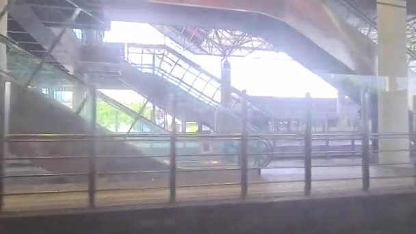 Tren Que Llega Estación Durante Día Vista Desde Ventana — Vídeos de Stock
