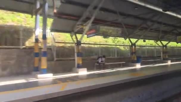 昼間は駅を出る列車 窓からの眺め — ストック動画