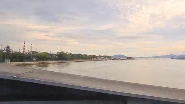 Vista Del Hermoso Mar Vegetación Desde Una Ventana Tren — Vídeos de Stock