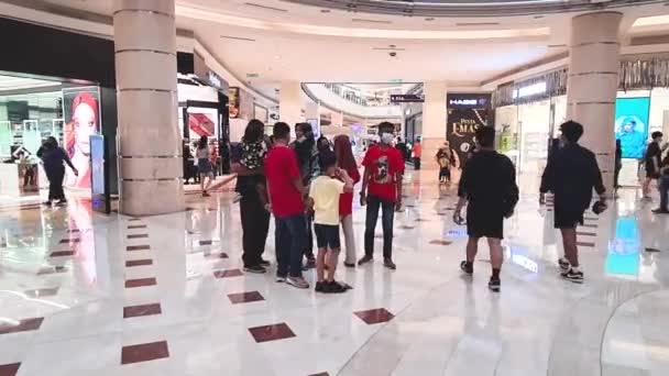 Οικογένειες Ασχολούνται Ψώνια Ένα Εμπορικό Κέντρο Στη Μαλαισία — Αρχείο Βίντεο