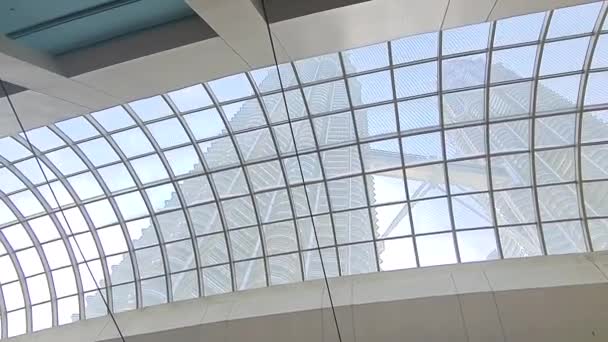 从玻璃天花板上看得见的现代高楼 — 图库视频影像