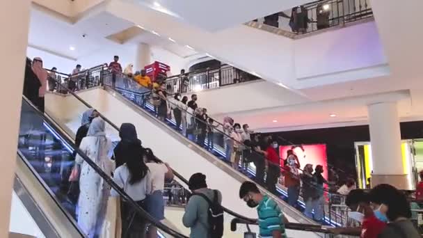 Yoğun Bir Günde Klcc Alışveriş Merkezindeki Kalabalık Yürüyen Merdivenler Yüzünden — Stok video