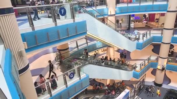 Nsanlar Büyük Bir Alışveriş Merkezinde Alışveriş Yapmakla Meşgul — Stok video