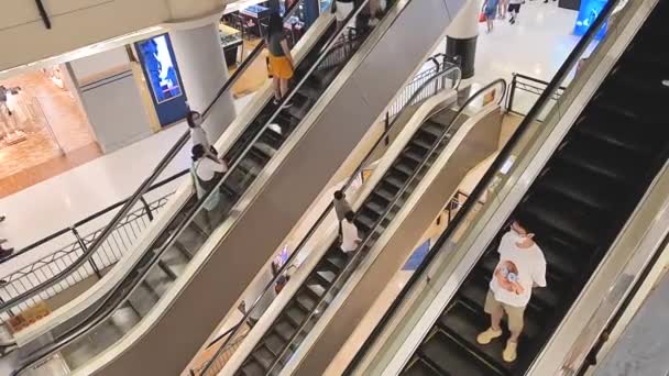 马来西亚一个购物中心里的人乘自动扶梯 — 图库视频影像