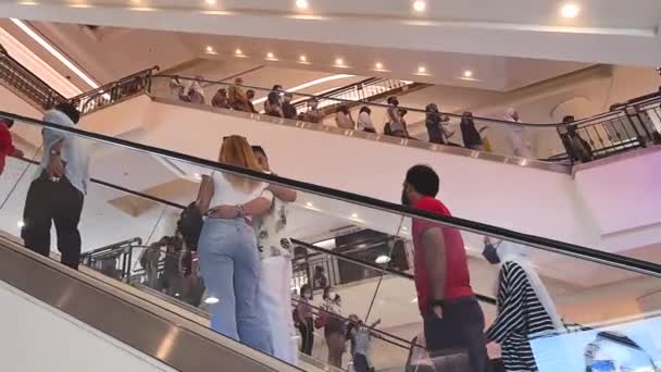 Nsanlar Alışveriş Merkezinde Aşağı Yukarı Yürüyen Merdiven Kullanıyorlar — Stok video