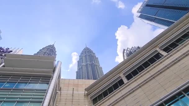 在晴朗的天气里俯瞰着现代高楼的天空 — 图库视频影像