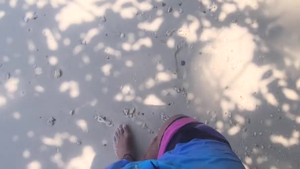 一个人走在沙滩上 — 图库视频影像