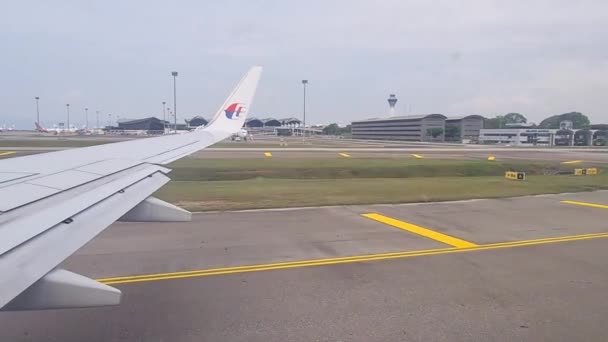 Samolot Lądujący Pasie Startowym Widok Okna — Wideo stockowe