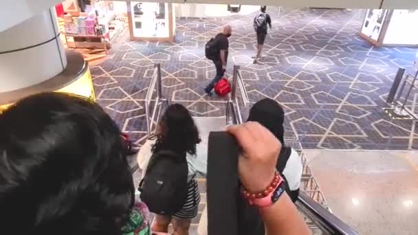 Κυρίες Που Κατεβαίνουν Τις Κυλιόμενες Σκάλες Ένα Εμπορικό Κέντρο — Αρχείο Βίντεο