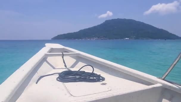 Jemand Genießt Eine Bootsfahrt Einem Ruhigen Tropischen Meer — Stockvideo
