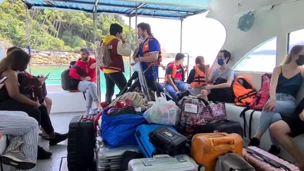 Turisti Che Godono Giro Barca Nell Isola Perhentiana — Video Stock