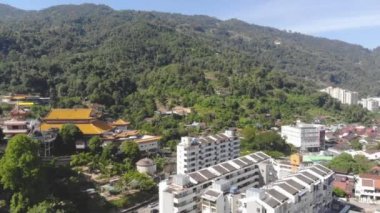 Malezya 'nın Penang Adası' ndaki Budist tapınağının havadan görünüşü