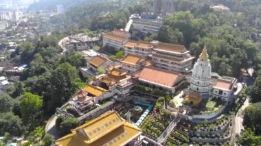 Kek Lok si tapınağını çevreleyen yeşillik ve ağaçların kuş bakışı görüntüsü