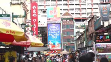 Malezya 'da gündüz vakti işlek sokak pazarı