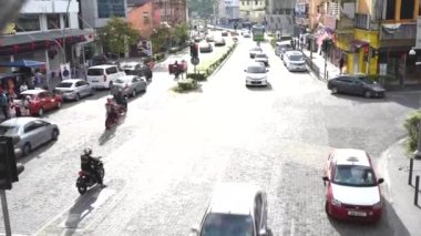 Yol kenarındaki araba ve motosikletlerin gündüz görüntüsü