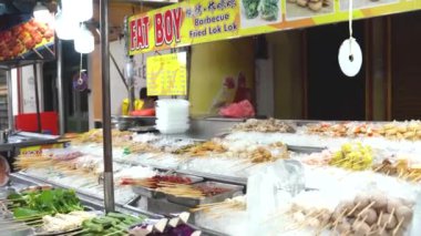 Petaling Caddesi 'ndeki sıcak ve taze barbekü tezgahı.