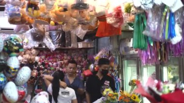 Malezya pazarındaki bir hediyelik eşya dükkanının içine bak