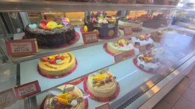 Pastanenin buzdolabında nefis kekler.