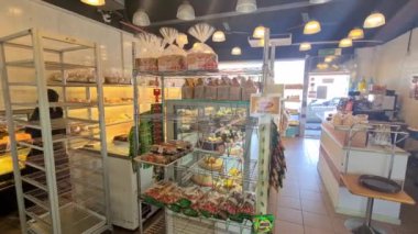 Malezya 'daki bir Asya pastanesinin içeriden görünüşü