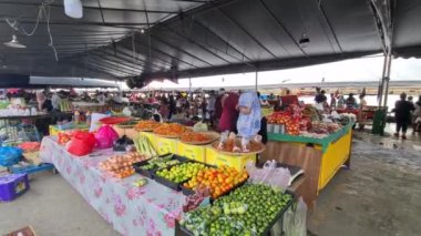 İnsanlar marketlerde meyve ve sebze alışverişi yapıyor.