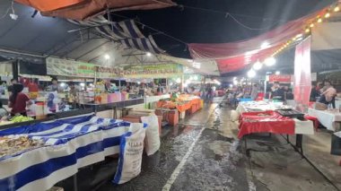 Gece vakti Asya pazarındaki dükkanların görüntüsü