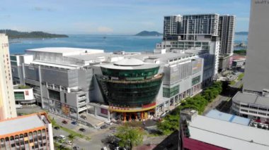 Sabah Malezya 'da yeşillik yakındaki alışveriş merkezinin hava manzarası