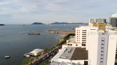 Deniz kenarındaki beyaz modern binaların havadan görünüşü