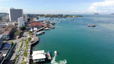 Sahildeki şehir yaşamına hayret verici bir hava aracı görüntüsü.