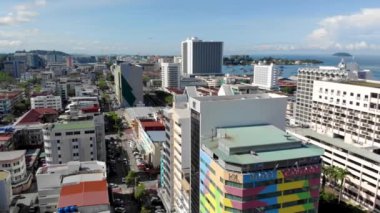 Güzel bir şehirde modern dairelerin ve evlerin güzel hava manzarası.