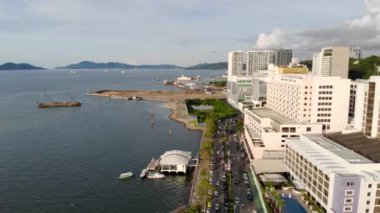 Deniz kıyısındaki dairelerin güzel drone manzarası - geriye doğru hareket ediyor
