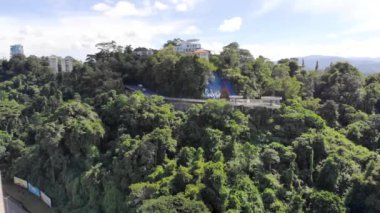 Tropik yoğun yeşillik yakınlarındaki evlere kuş bakışı bakış