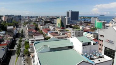 Malezya 'nın güzel bir şehrindeki ev ve dairelerin insansız hava aracı görüntüsü