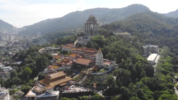 Widok Lotu Ptaka Największą Świątynię Buddyjską Malezji Posuwanie Się Naprzód — Wideo stockowe