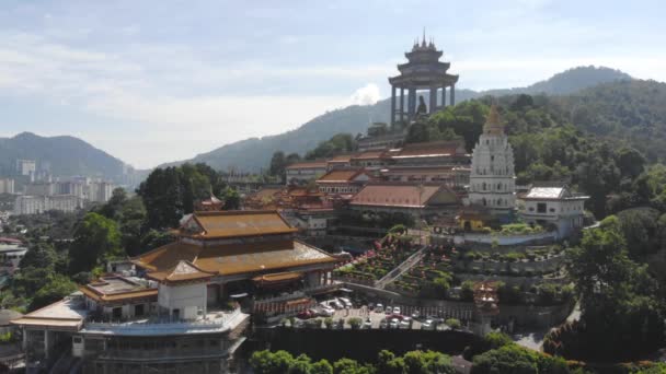山と緑のある寺院の美しい空中風景 — ストック動画