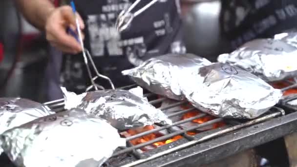 Ein Mann Kocht Etwas Auf Dem Grill Einem Straßenstand — Stockvideo