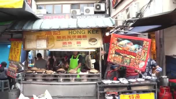 街头摊贩在亚洲市场的街头摊档上卖废品的人 — 图库视频影像