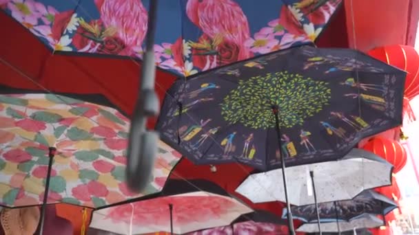 Όμορφες Ομπρέλες Στην Οροφή Ένας Πάγκος Στην Αγορά — Αρχείο Βίντεο