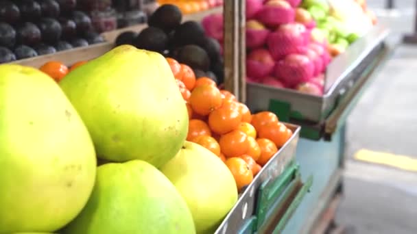 Asya Pazarında Taze Meyve Sebze Tezgahı — Stok video