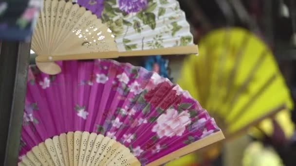 Kollektion Mehrfarbiger Handventilatoren Einem Geschäft Petaling Markt — Stockvideo