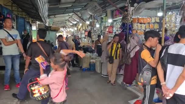 Aziaten Winkelen Overdag Een Kleine Markt — Stockvideo