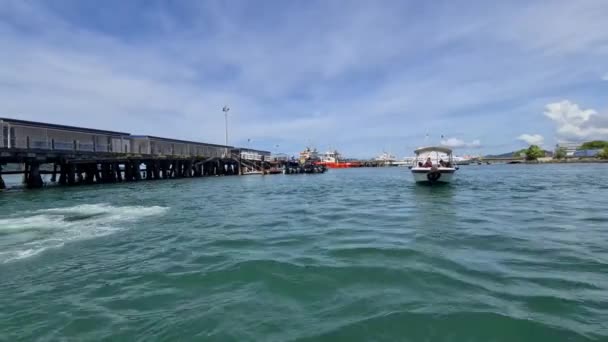 Barco Avanzando Mar Tranquilo — Vídeos de Stock
