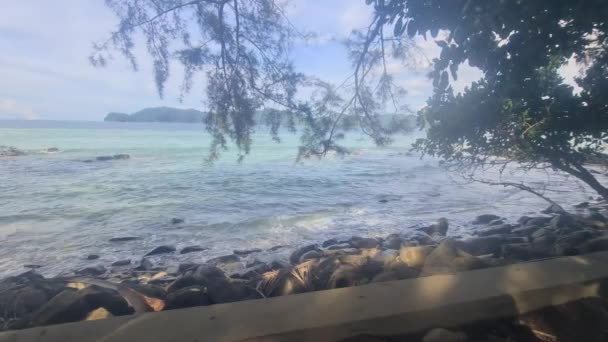 Krásný Výhled Mořské Vlny Dotýkající Skalnatého Pobřeží Jasného Dne — Stock video