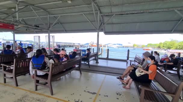 Orang Orang Duduk Bangku Dalam Pelabuhan Laut Selama Sehari — Stok Video